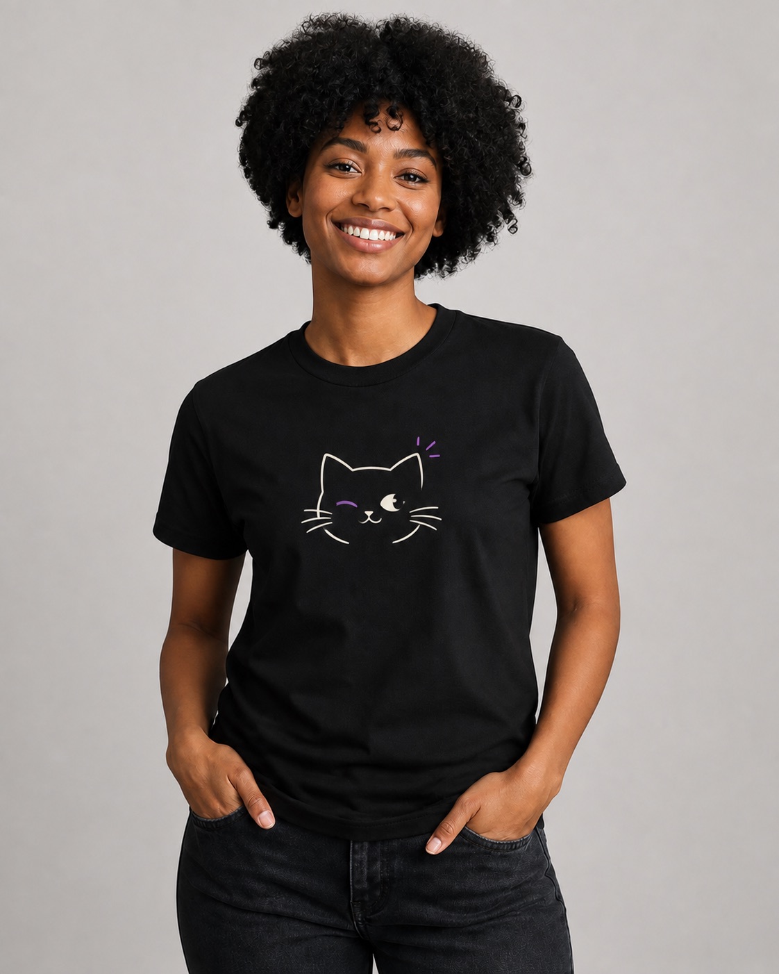 Camiseta preta com estampa de gato